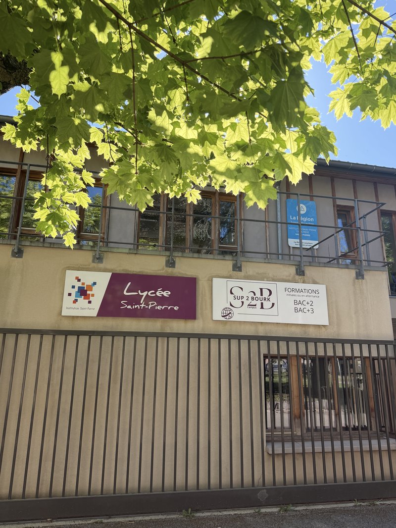 法国圣皮尔高中校园图片 2